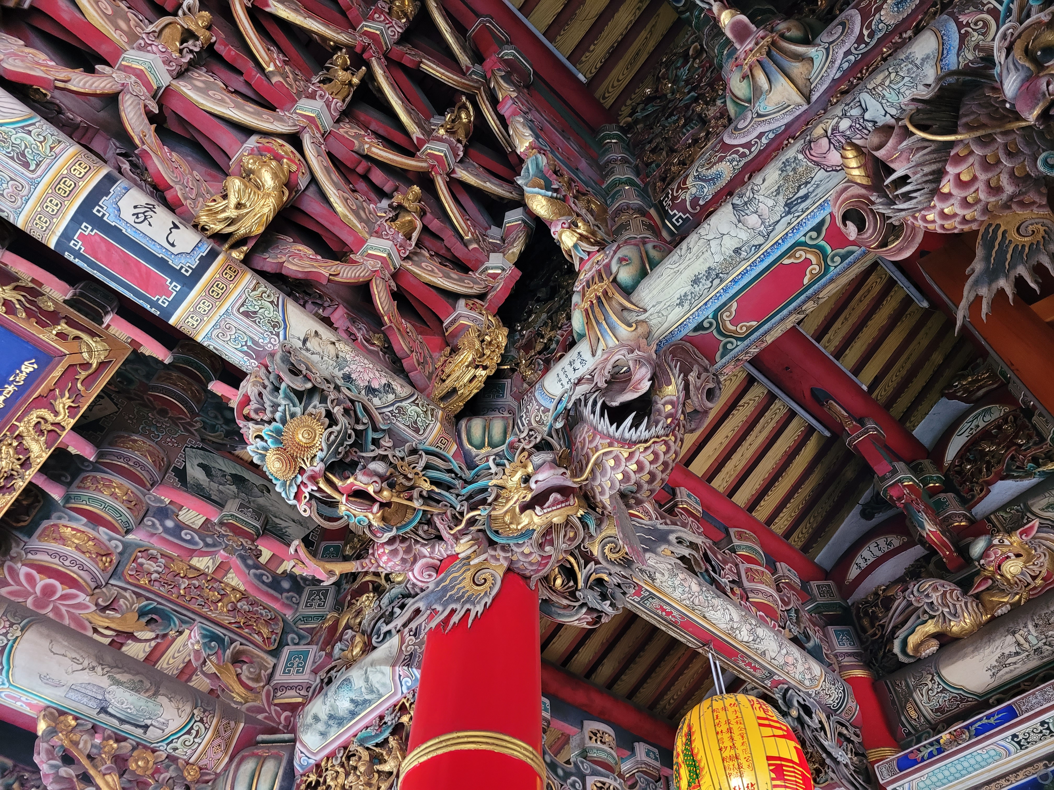 1/06/2025 - Temple decoration -
								We can see a fish with a dragon head, a common symbol in Taiwanese temples.
								In the believes, the dragon was once a fish, but it swam upstream and jumped over the Dragon Gate waterfall, transforming into a dragon.
								This is a symbol of perseverance and determination, and it is often used to represent success and achievement.
								