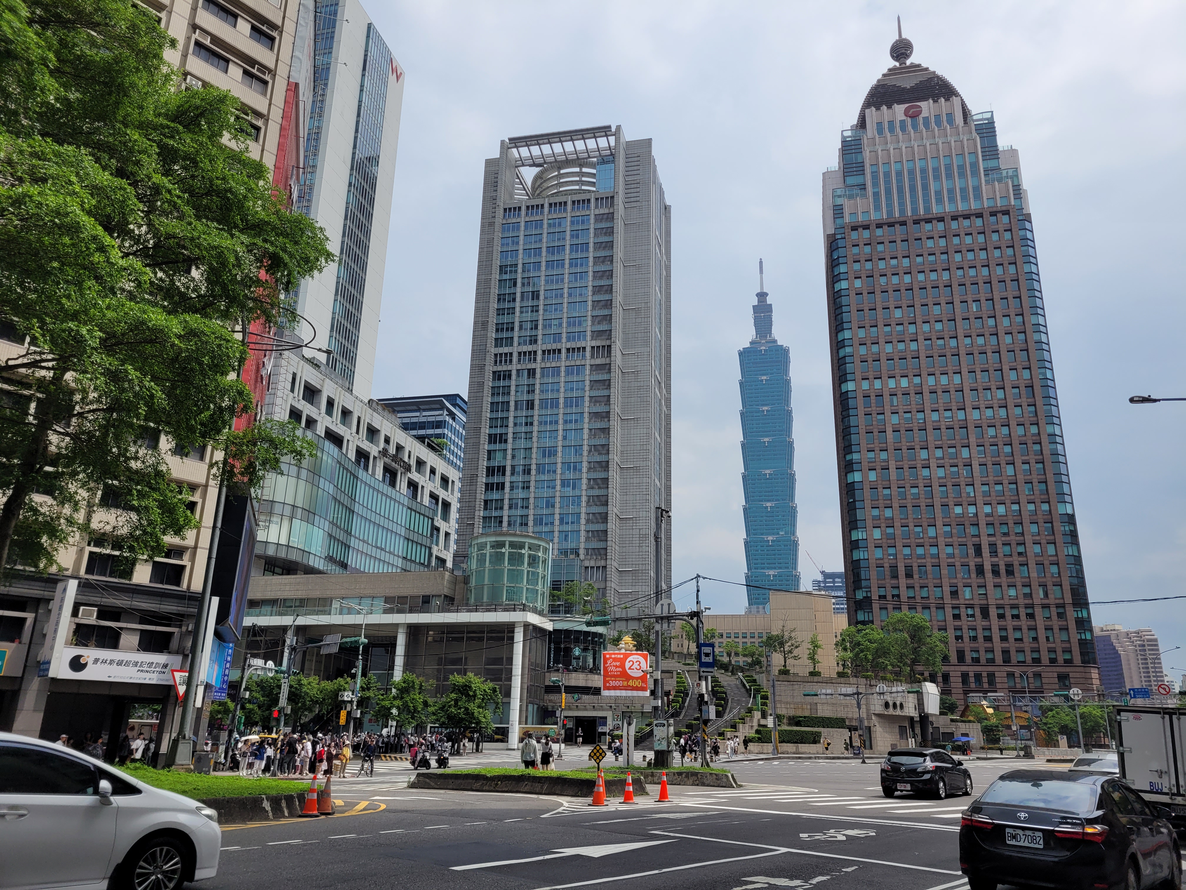 11/06/2025 - Taipei 101 between two towers