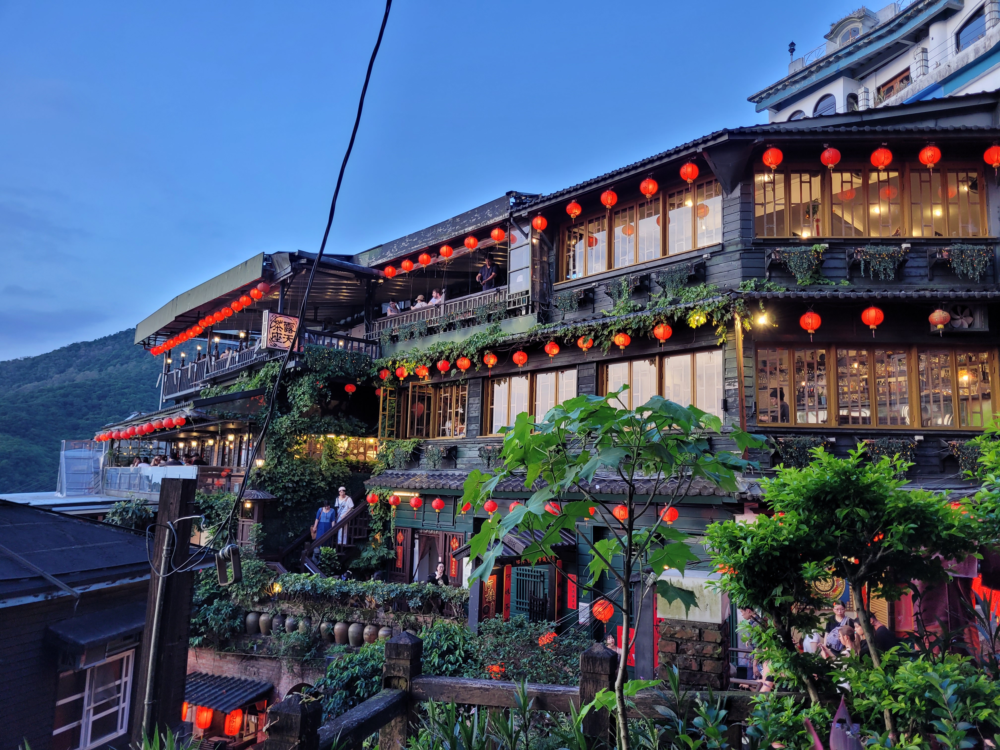 16/06/2025 - Jiufen Old Street -
								Jiufen is a city located in the north mountains of Taiwan.
								It was once a gold mining town during the Japanese colonial period and is now a popular tourist destination.
								The streets are filled with traditional tea houses (like the one on the photo), souvenir shops, and food stalls selling local food and snacks.
								It is also famous for looking like the setting of the animated movie 'Spirited Away' (Le voyage de Chihiro) by Studio Ghibli.