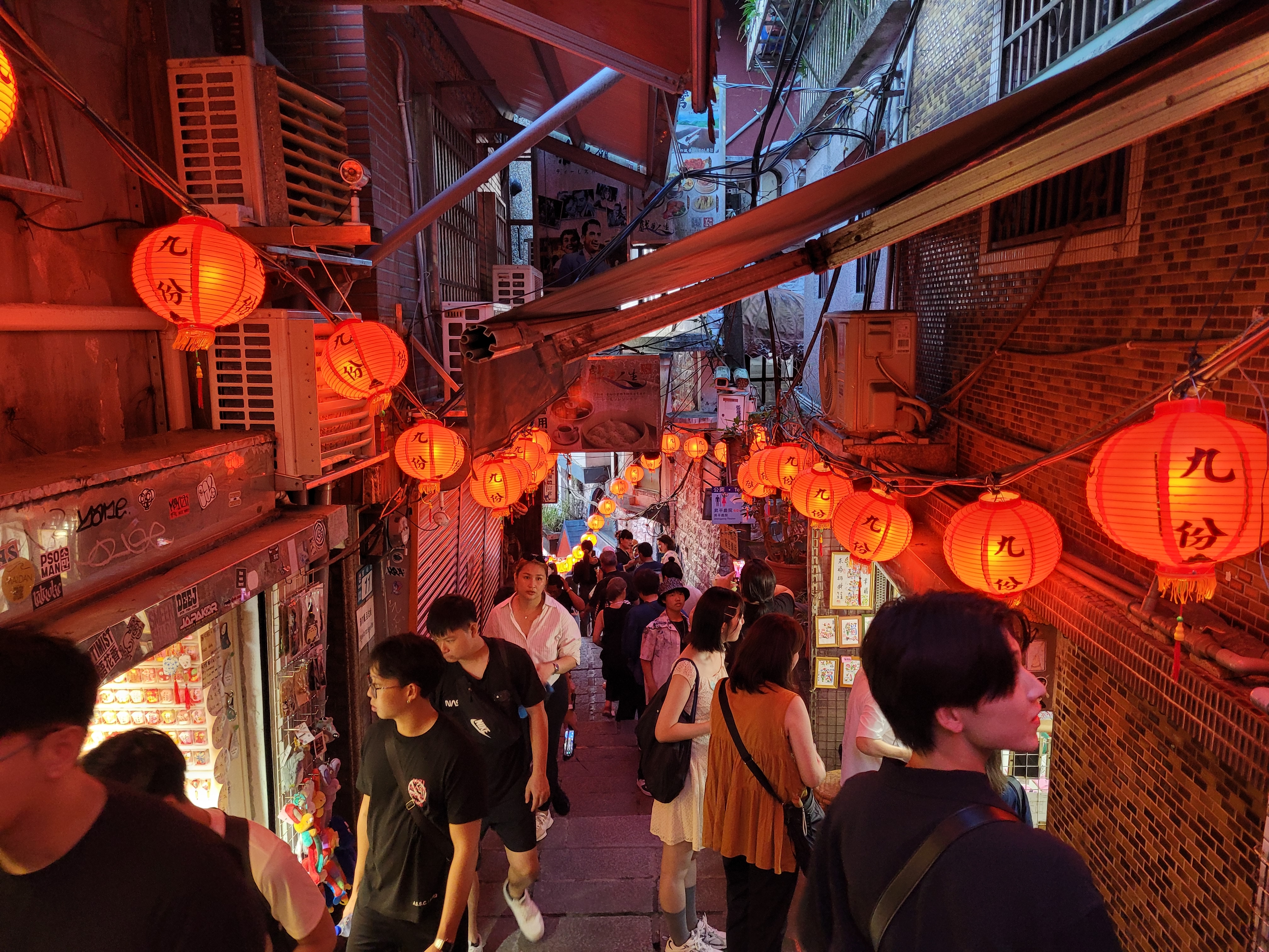 19/06/2025 - Jiufen streets -
								In the streets of Jiufen, we can see a lot of red lanterns and traditional buildings.
								There are many shops selling souvenirs, snacks, drinks and local food.
								Local drinks include tea, bubble tea, grass jelly, banana milk and fruit juices (mostly watermelon).