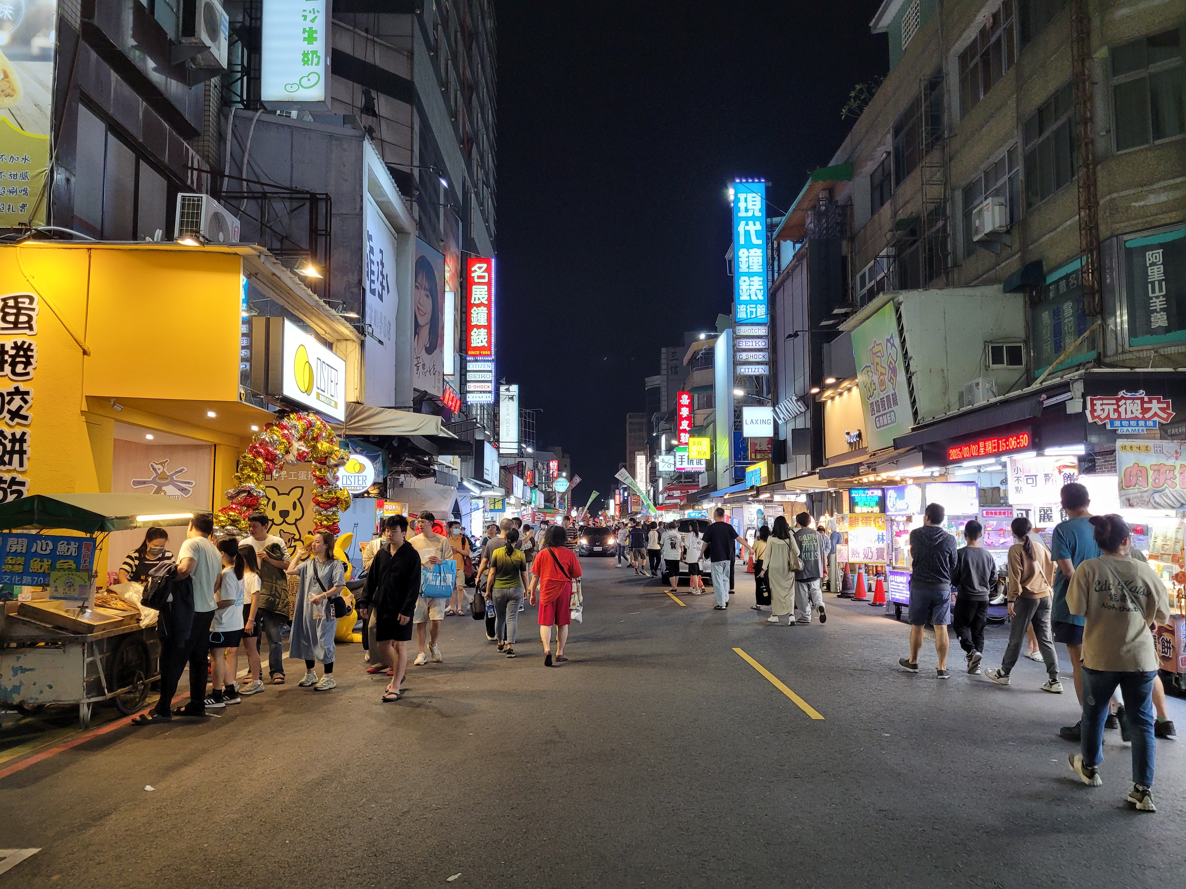 04/03/2025 - Wenhua Road Night Market -
					The Wenhua Road Night Market is a popular night market located in Chiayi.
					A night market is a road of street markets that opens at night and where you buy street food and eat while walking to find other food.
					It is very popular in the taiwanese culture.