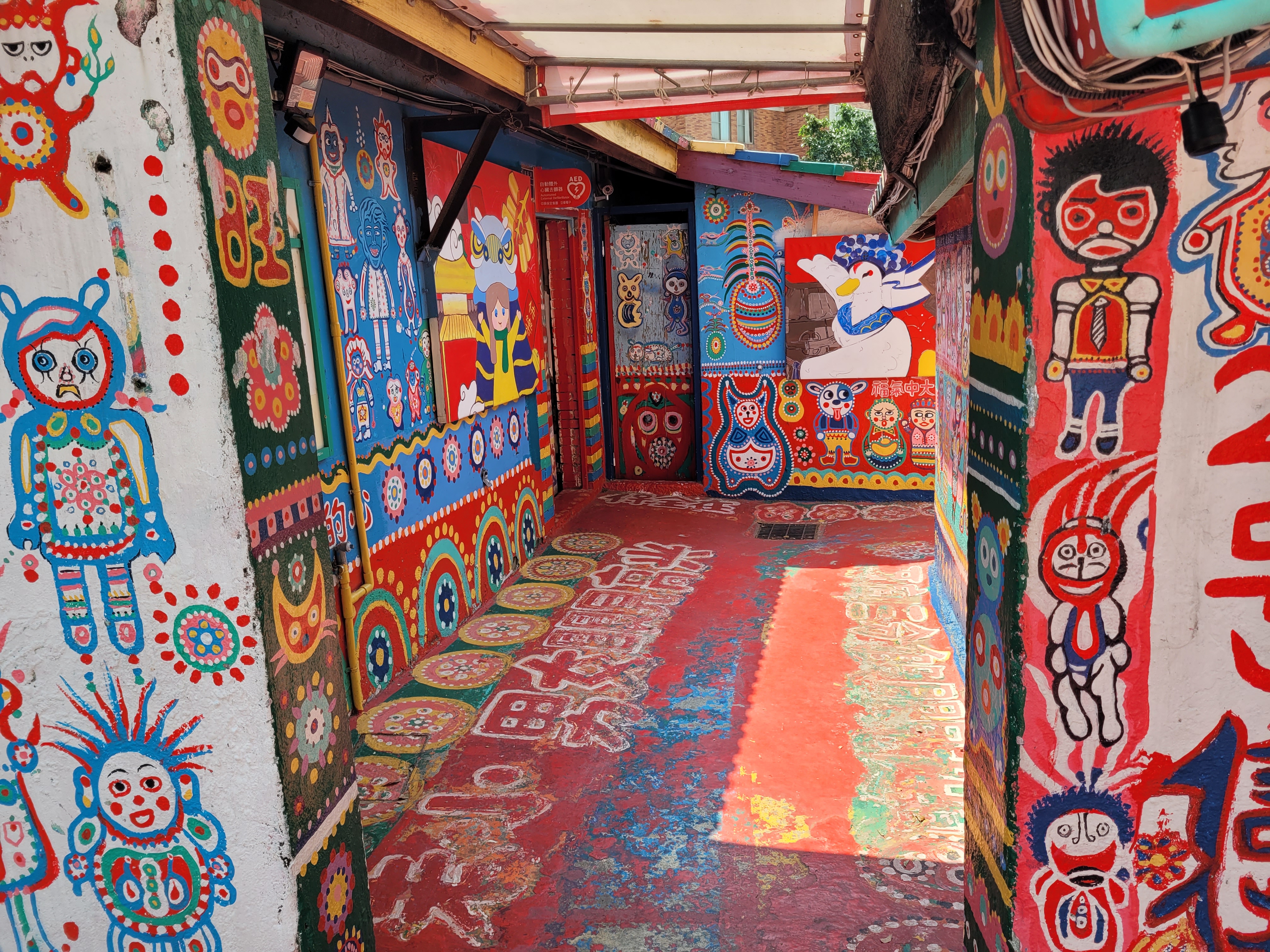 10/03/2025 - The Rainbow Village -
				The Rainbow village was painted by a former soldier, Huang Yung-Fu who was living in the village.
				He started painting the walls of the village in 2010 to save it from demolition, and the mayor of Taichung decided to keep it.
				Named 'Rainbow Grandpa', he passed away in January 2024 at 101 years old, but his work is still there and is now a popular attraction in Taichung