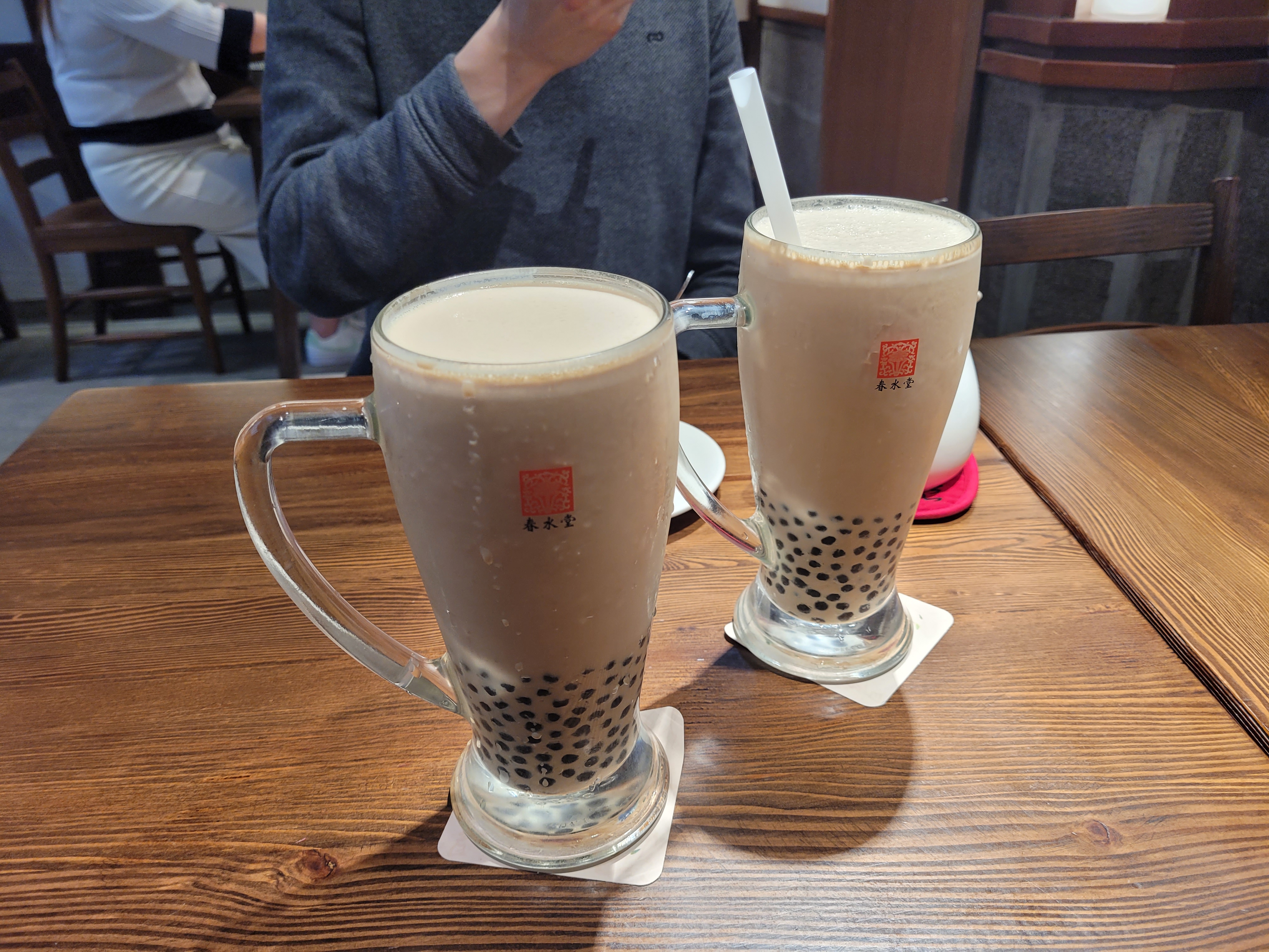 11/03/2025 - Bubble Tea, first round : Taichung -
					Bubble tea is a taiwanese drink invented in 1988.
					It was originally made with tea, milk, brown sugar, and chewy tapioca balls.
					You can find bubble tea shops everywhere in Taiwan, and the drink has now spead everywhere in the world with more than 500 bubble tea shops in France.
					This picture was taken in Taichung, in the tea room where the drink was invented... well maybe.
					There are two main bubble tea shops that claim to be the first one to have invented the drink, Chun Shui Tang in Taichung (where I went), and Hanlin Tea Room in Tainan.
					They went into a legal battle to know who was the first but the case was dismissed, because the Bubble Tea is not a patented product.