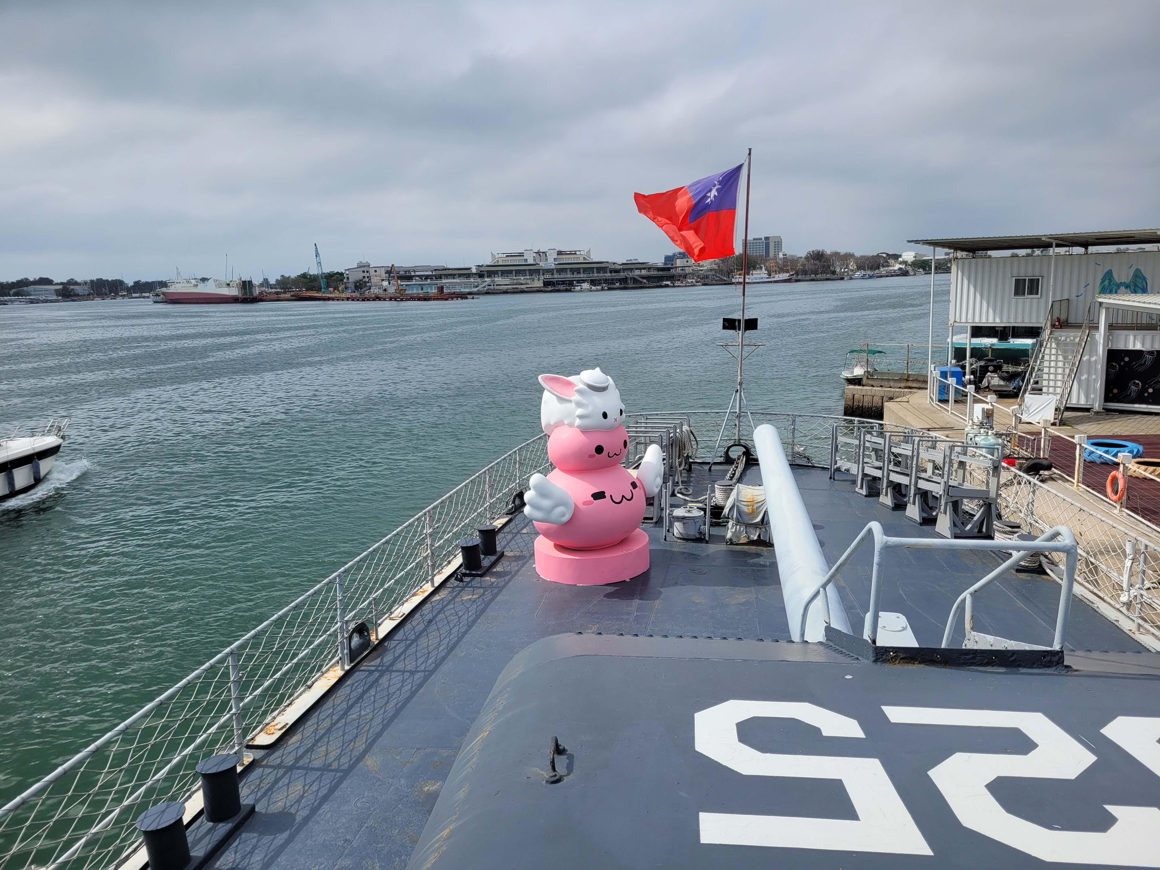 19/03/2025 - U.S. Destroyer - 
					It's only in Taiwan that you can see an U.S. Destroyer used in multiple wars being sponsored by a mobile game having a huge cute mascot onboard!