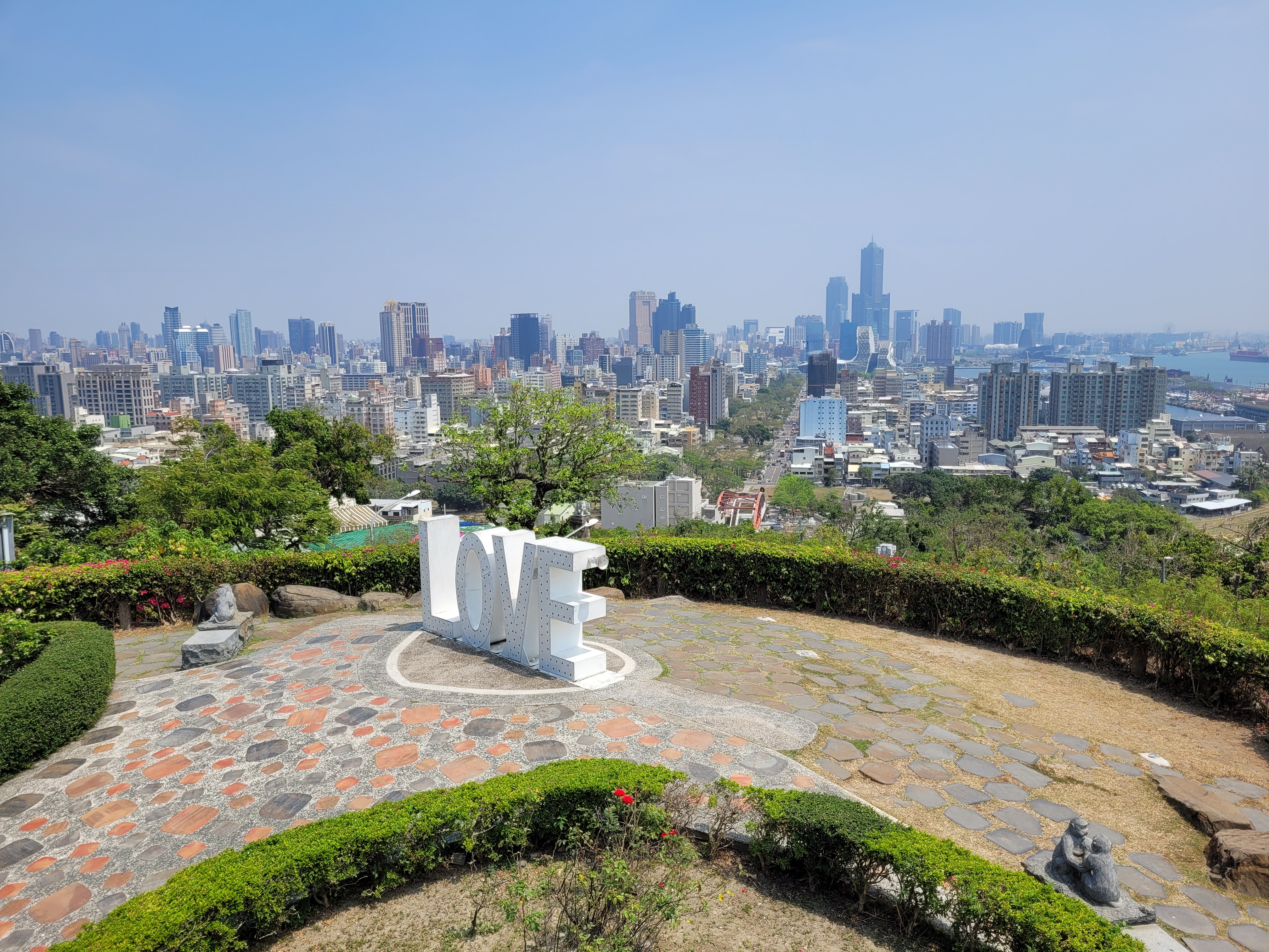29/03/2025 - Shoushan LOVE Lookout -
					This picture was taken on the Shoushan mountain in Kaohsiung.
					It is a point of view on the entire city and harbor.
					In the top right corner we can see the 85 Sky Tower, the tallest building in Kaohsiung and second tallest of Taiwan after Taipei.