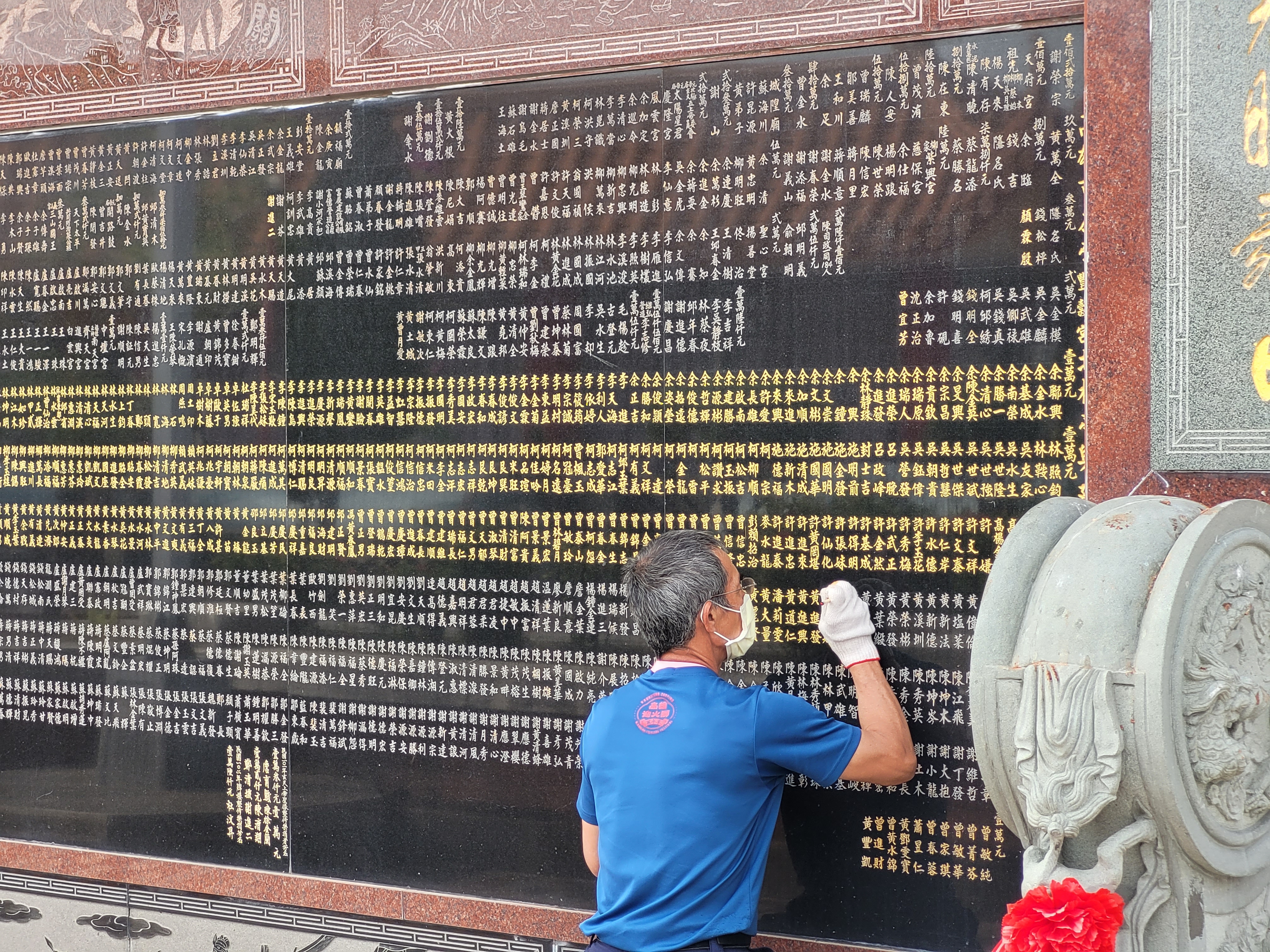 05/04/2025 - Temple Restoration -
					Near the Lotus Pond in Kaohsiung, here is a man restoring golden characters on a stone wall from the Zuoying Yuandi Temple.
