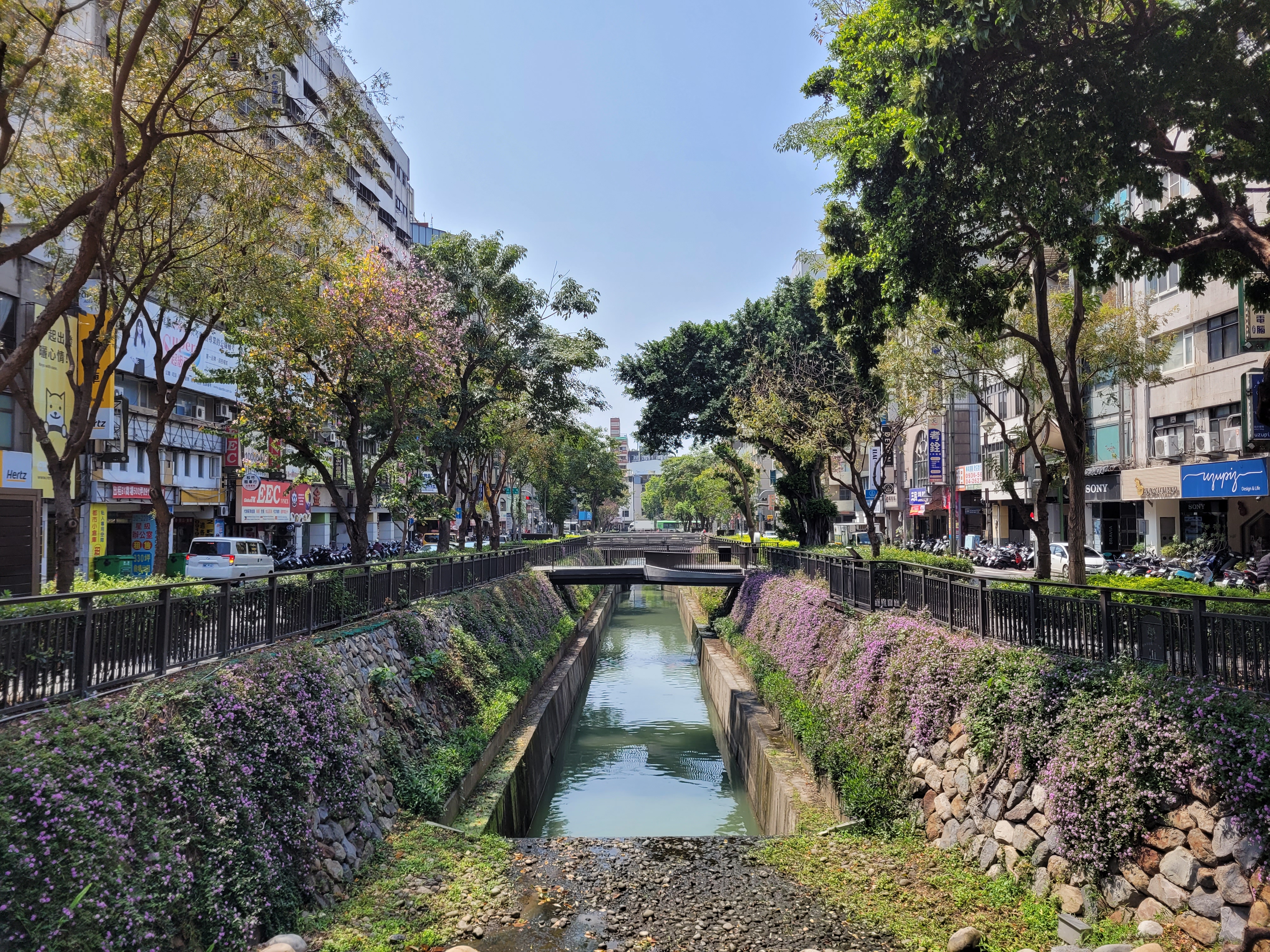 18/04/2025 - Green River in Taichung -
								The green color is caused by the presence of algae and other microorganisms in the water.