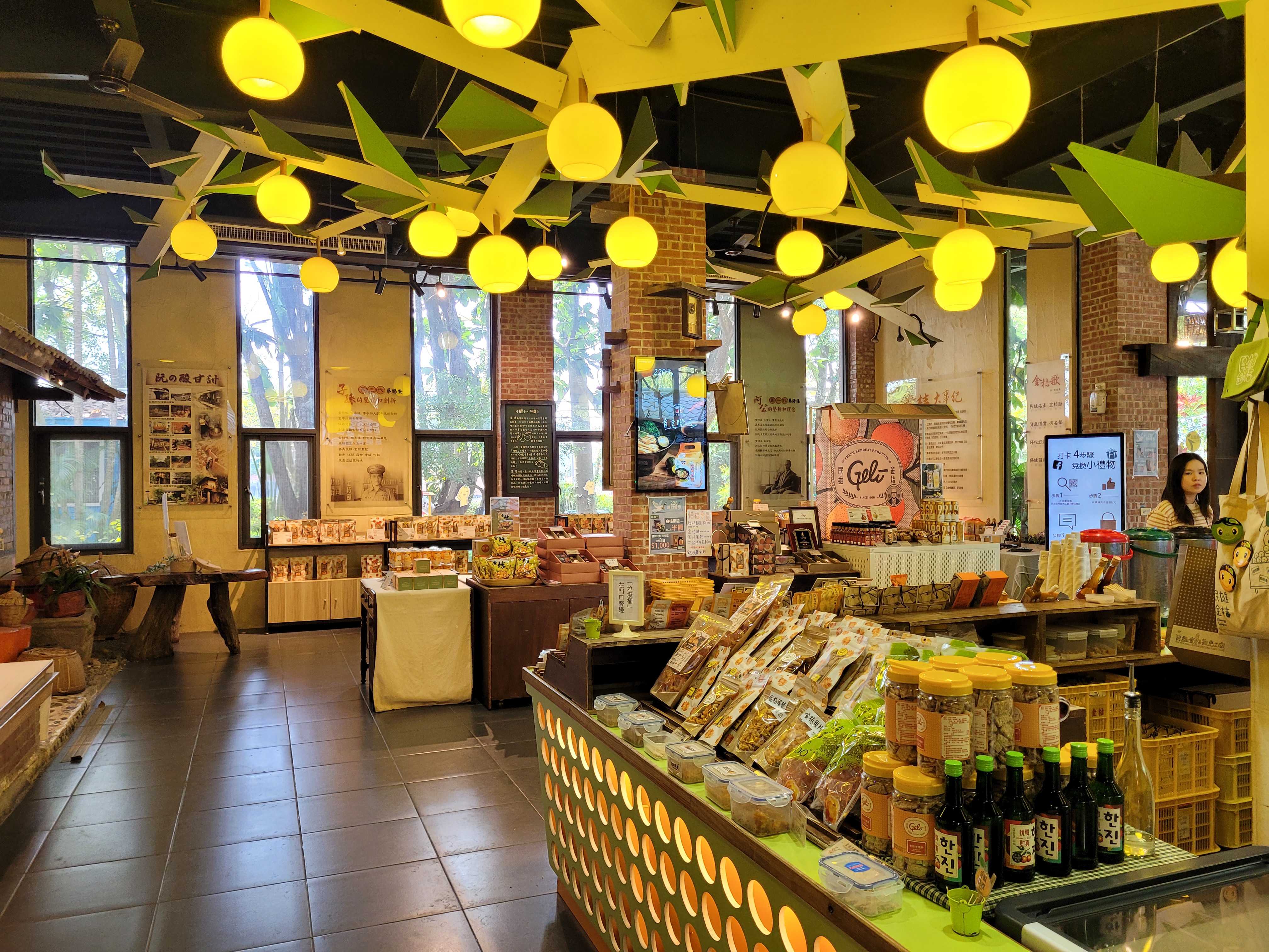 19/04/2025 - Inside of a kumquat store