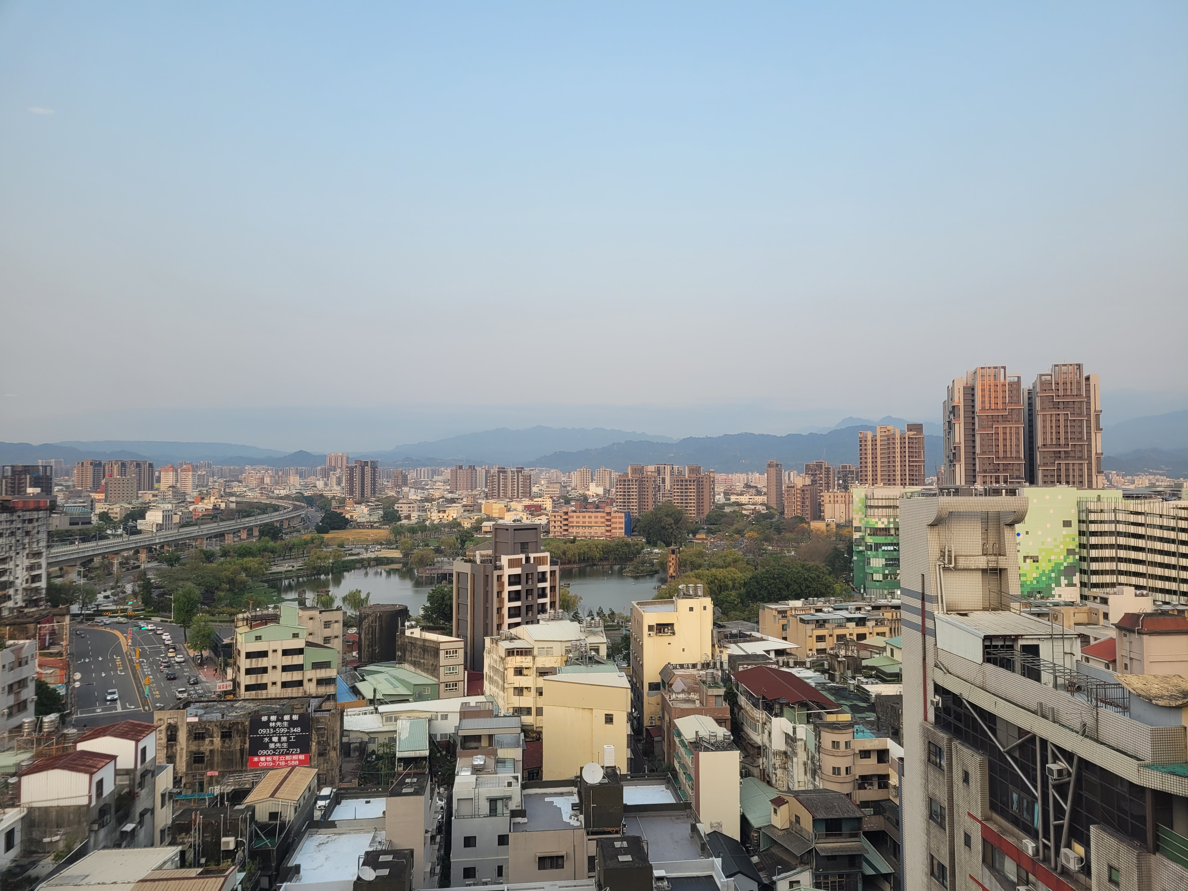 22/04/2025 - Taichung city view - 
				View of Taichung from the top of a mall, we can see some mountains in the back.