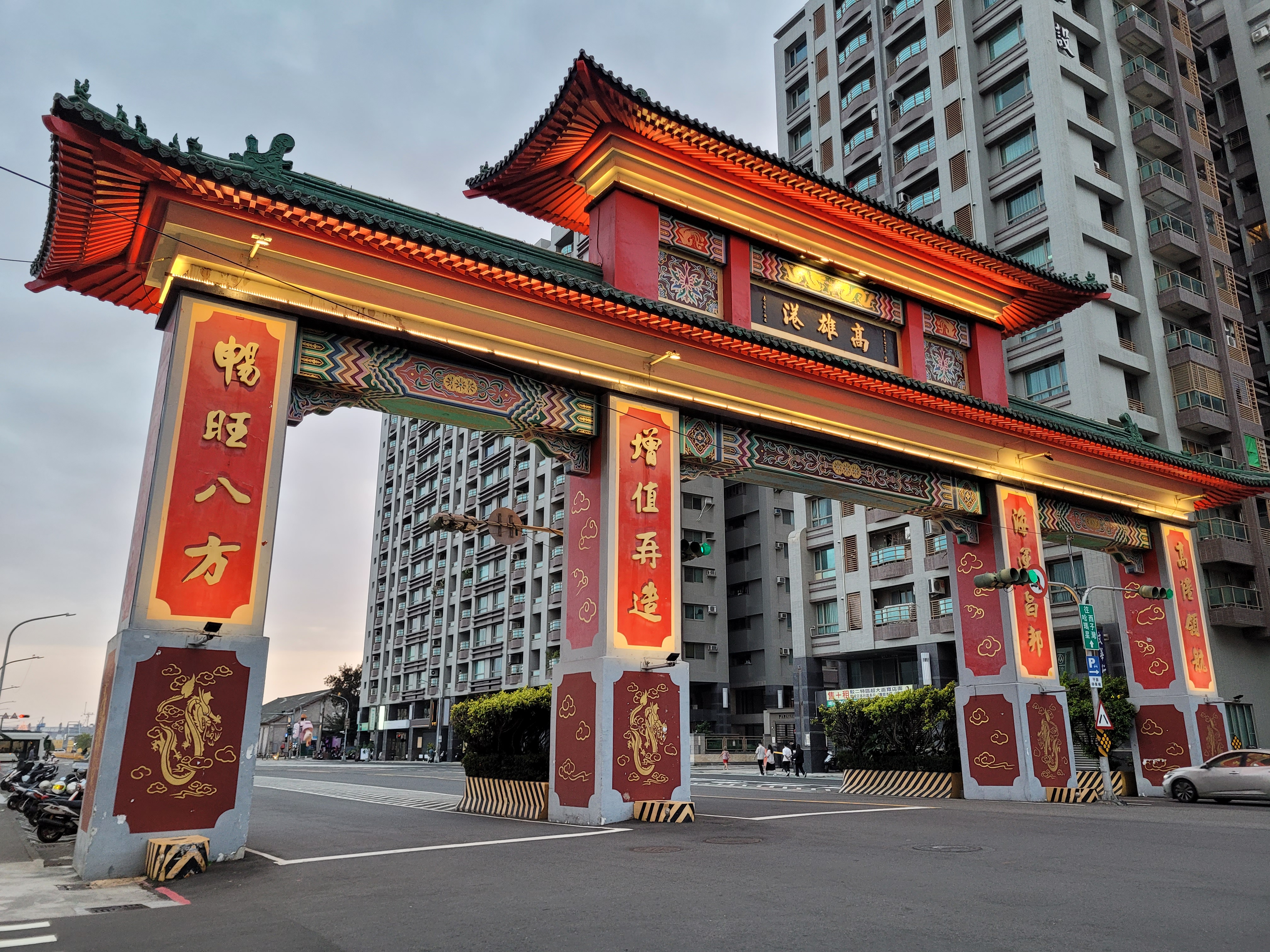 30/04/2025 - Chinese paifang - 
								This is a traditional Chinese paifang (or archway) marking the entrance to Kaohsiung Port. The sign reads '高雄港', which means 'Kaohsiung Harbor'.