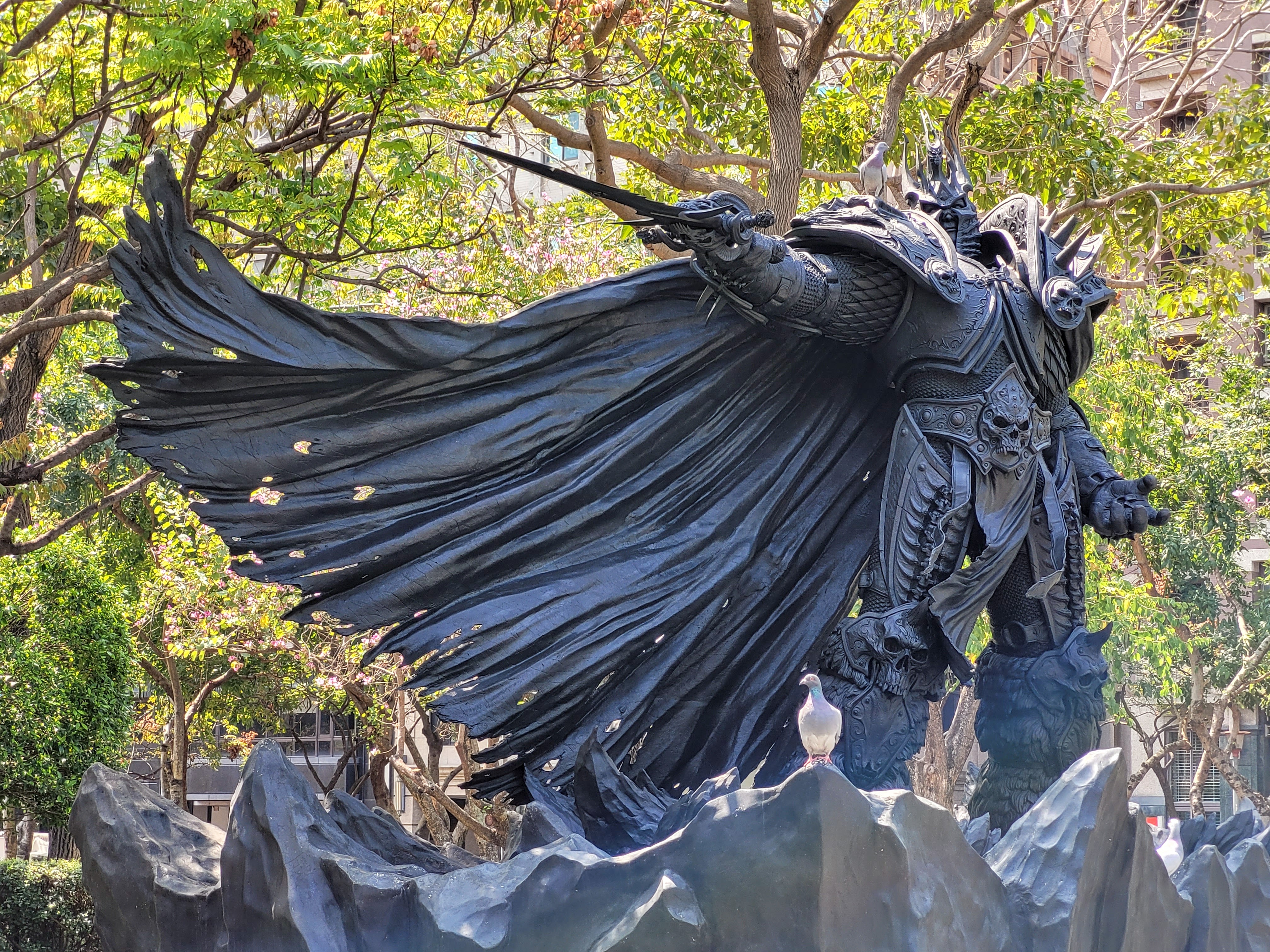 01/05/2025 - The Lich King - 
						This picture was taken in Taichung, in the Calligraphy Greenway. 
						It shows the statue of the Lich King, from the game World of Warcraft by Blizzard.
						It was sculpted by Steve Wang and installed in 2016, it is the only Blizzard statue in Asia.
						We can also see a little pigeon on his shoulder.