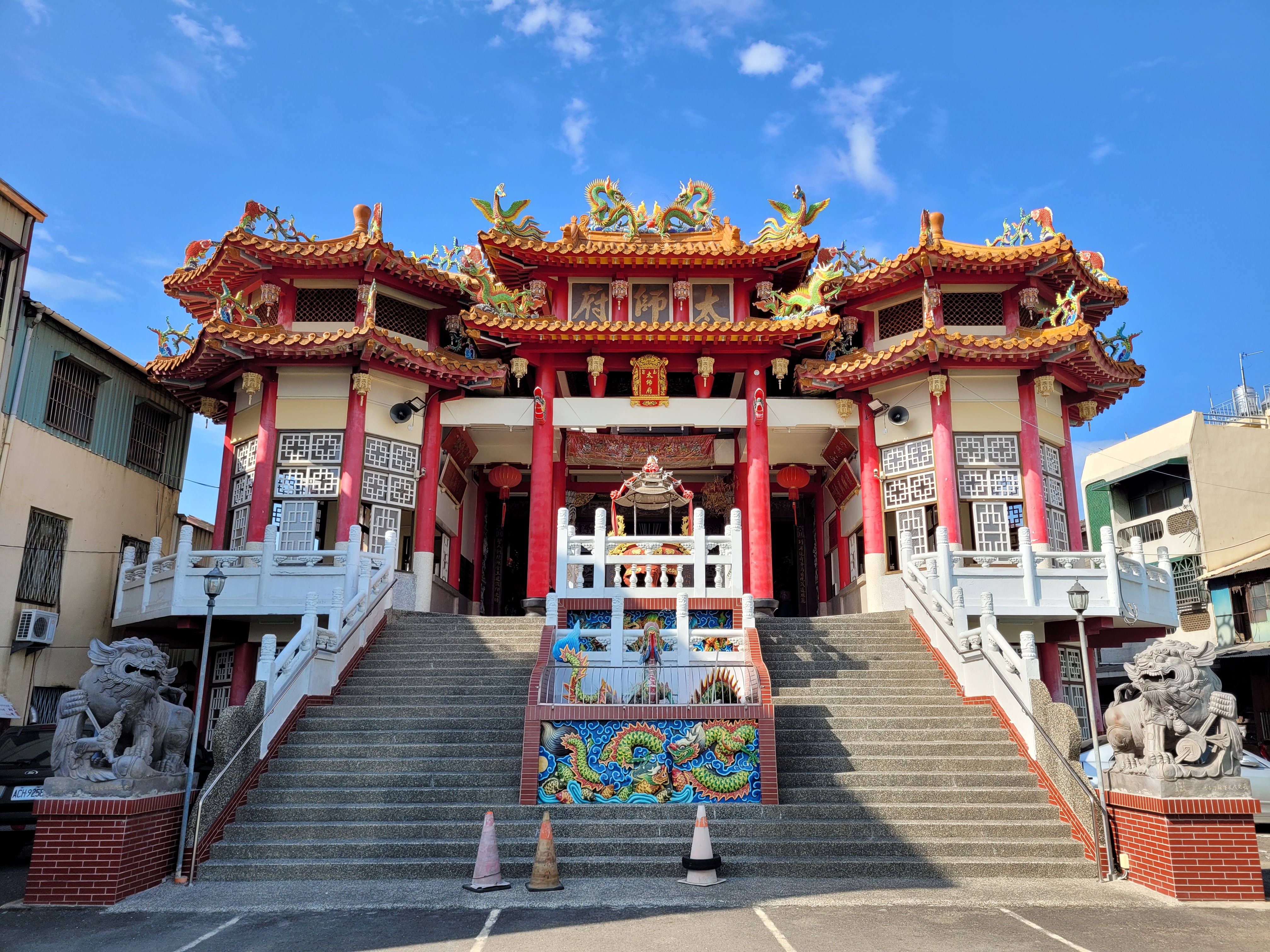 13/05/2025 - Local Taiwanese temple -
								There are around 15,000 temples in Taiwan, 9684 Taoist Temples, 2317 Buddhist Temples, and 2845 Christian Churches.
								Some temples are even dedicated to animals and a famous one for a pair of Dutch Admirals.
								Religion is an important part of Taiwanese culture, and temples are often the center of community life.