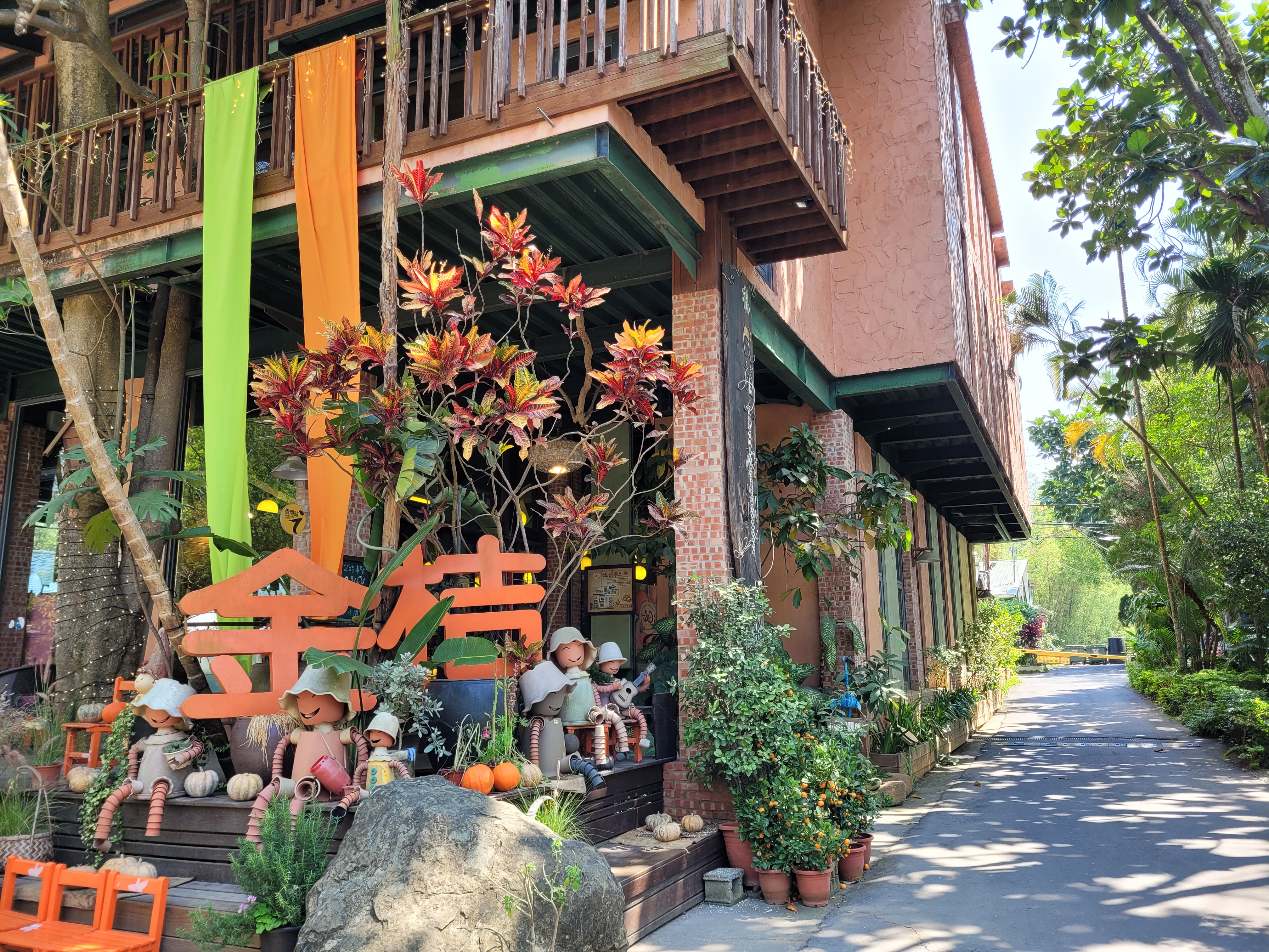 18/05/2025 - In front of the kumquat store